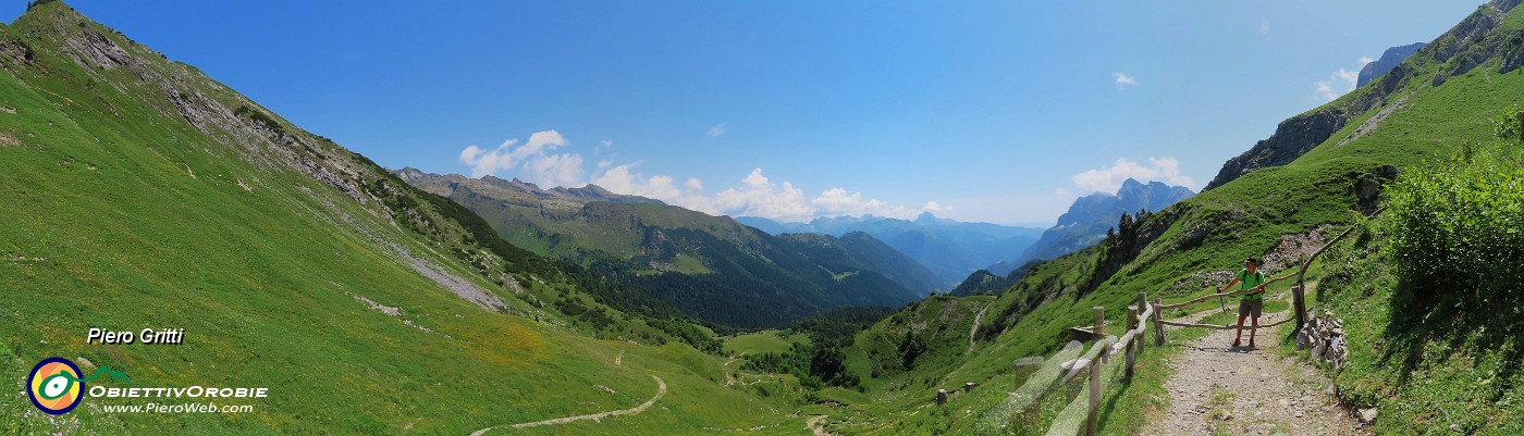 55 Scendiamo al Rif. Branchino  (1796 m) con vista sulla Val Canale e le sue montagne.jpg